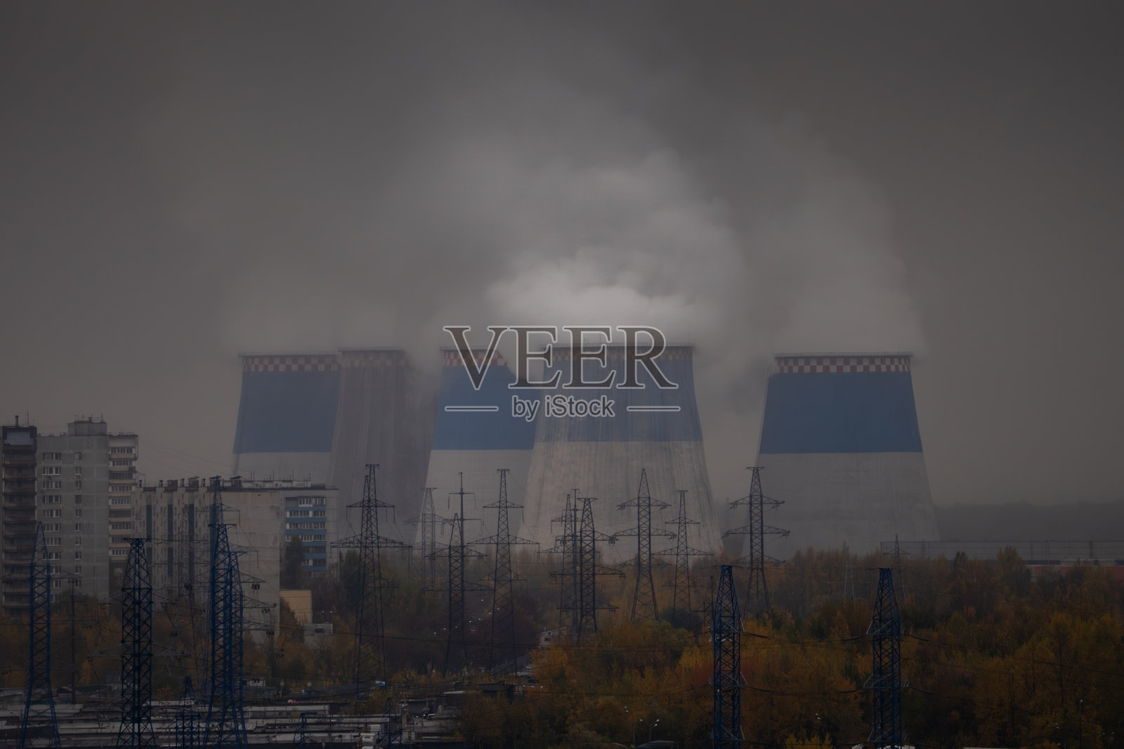发电厂冷却塔和烟雾，工业城市景观，空气污染，城市环境照片摄影图片