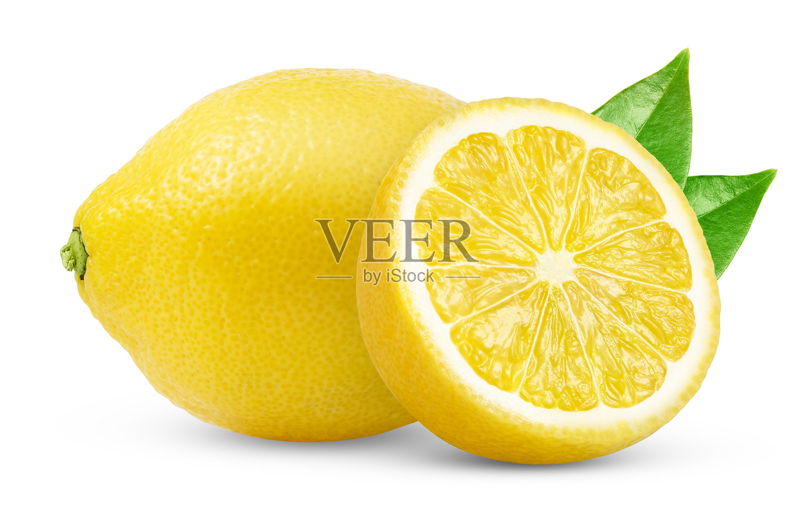 新鲜的柠檬果实，切半的柠檬和绿叶，孤立的照片摄影图片