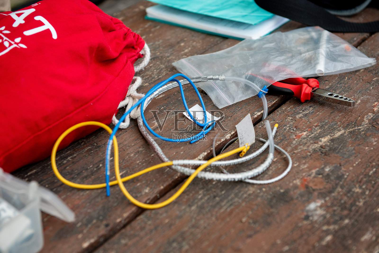 鸟类环志设备，配有金属识别环。照片摄影图片