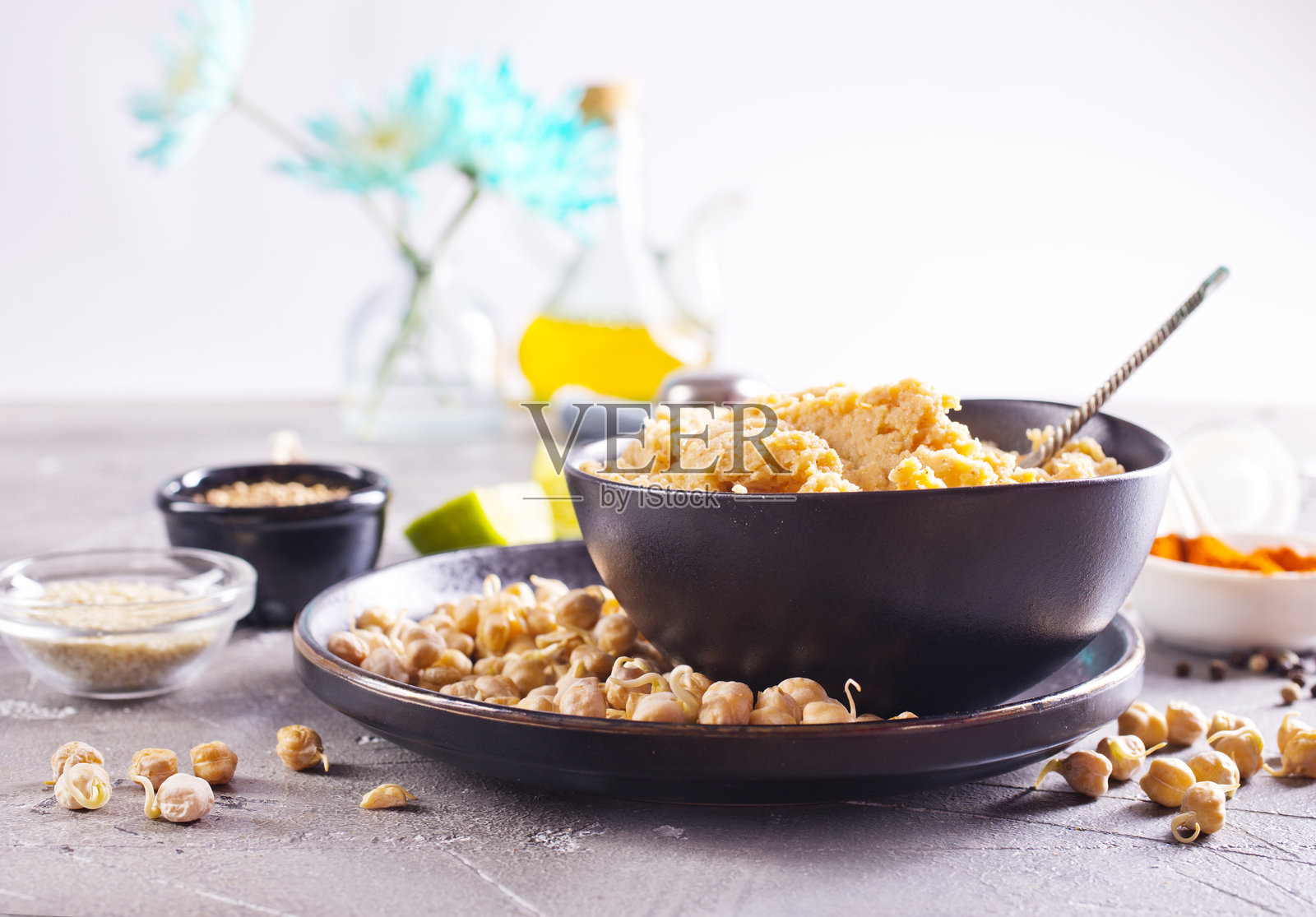 美味的手工鹰嘴豆泥配青柠照片摄影图片