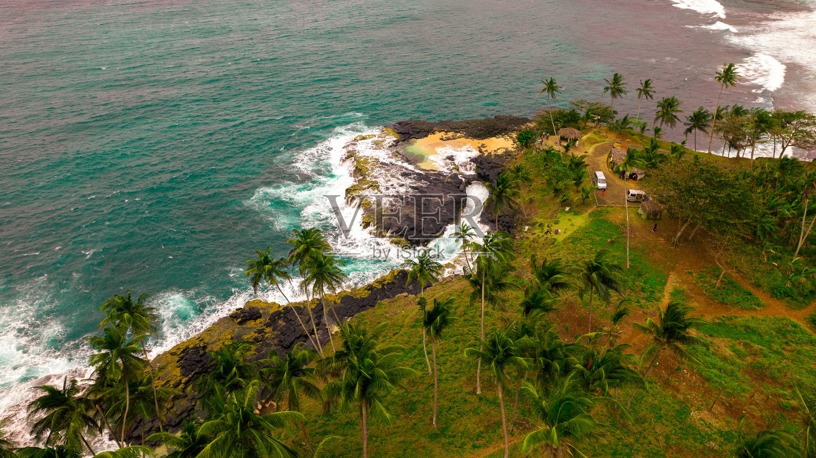 2025年9月2日，圣多美和普林西比，地狱之口：在圣多美阿瓜伊泽的地狱之口，玄武岩悬崖咆哮，这里是一个戏剧性的观景点，海浪冲破狭窄的火山洞拱门，形成一个喷口或地狱洞。照片摄影图片
