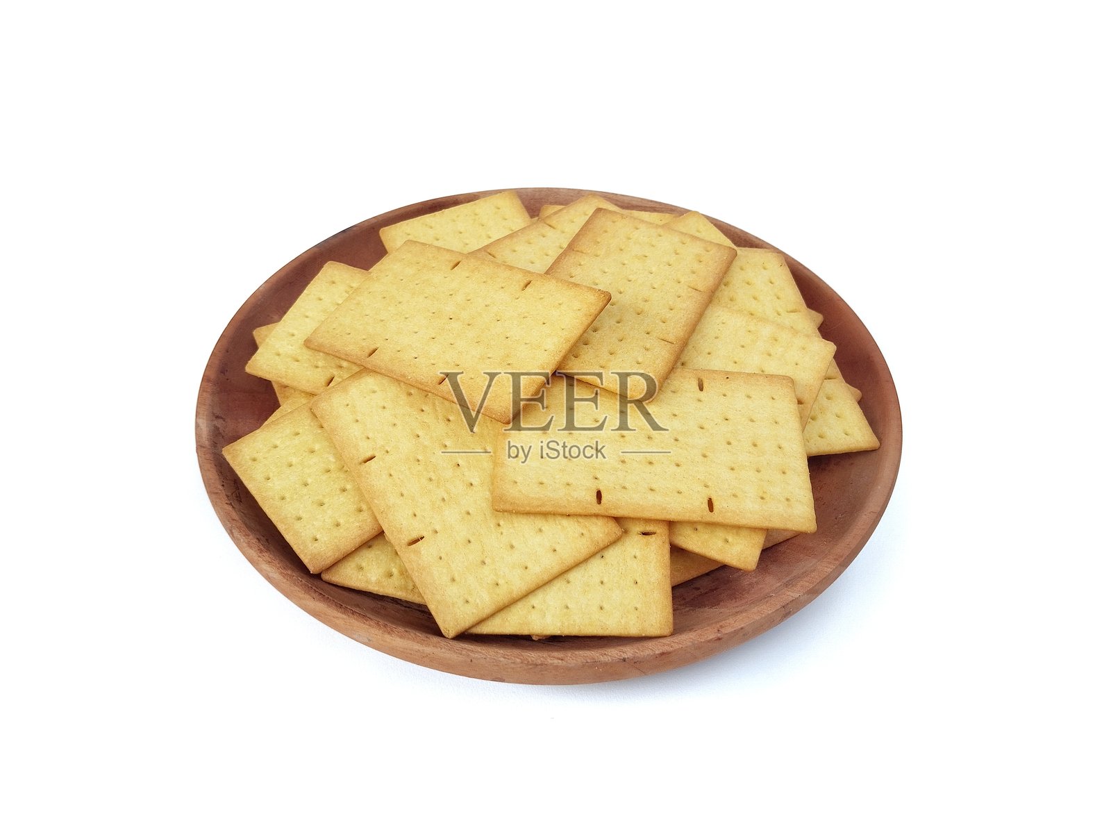 白色背景下盘子里的方形饼干堆，孤立的照片摄影图片