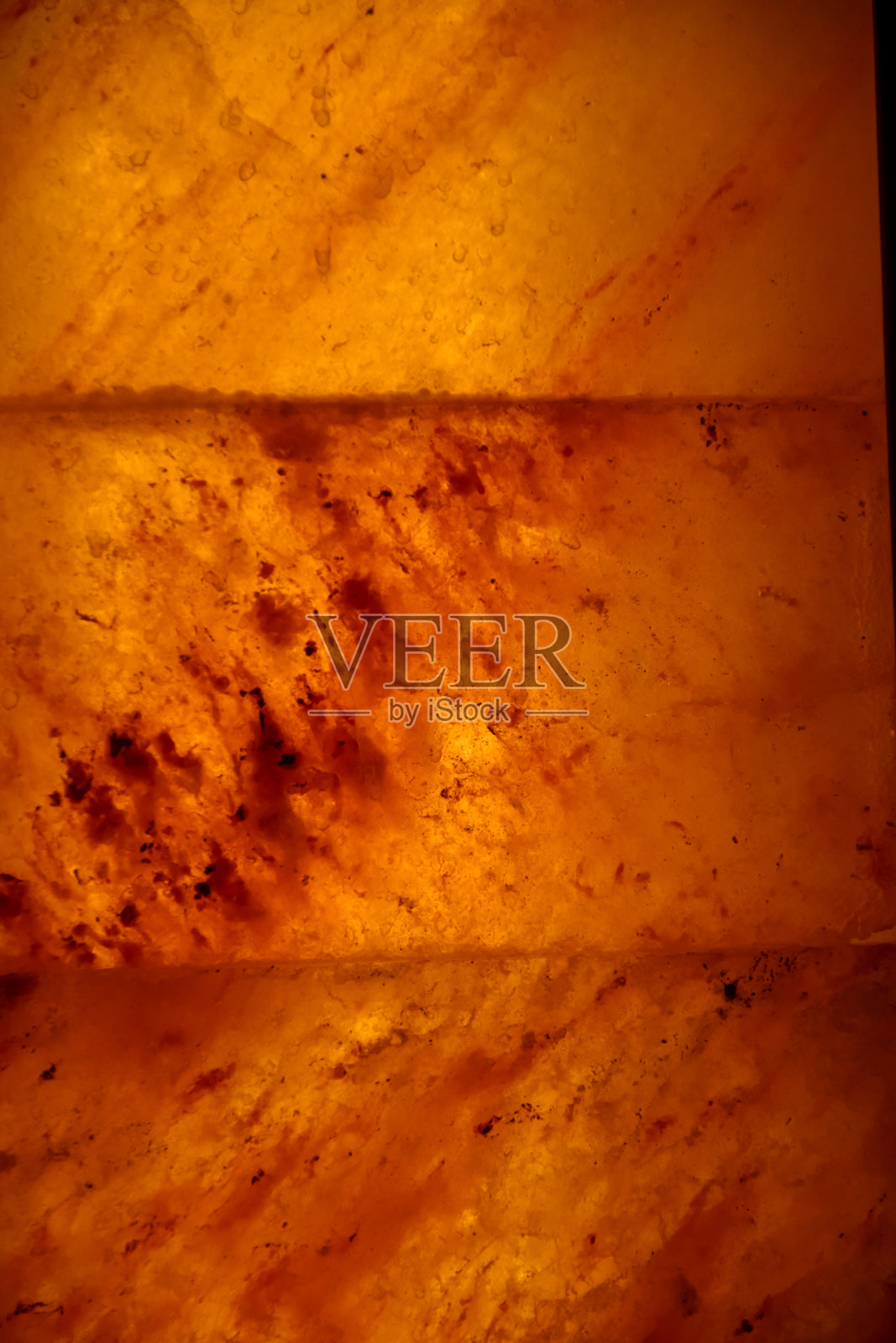 传统蒸汽浴室（桑拿房）内部，配有燃木炉照片摄影图片