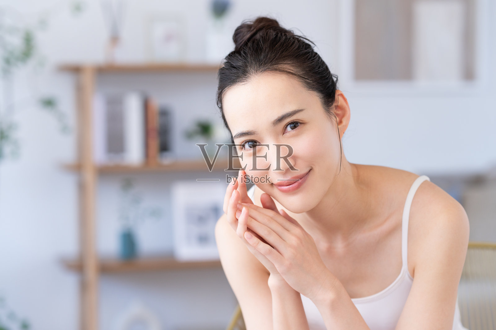 年轻女性的护肤照片摄影图片