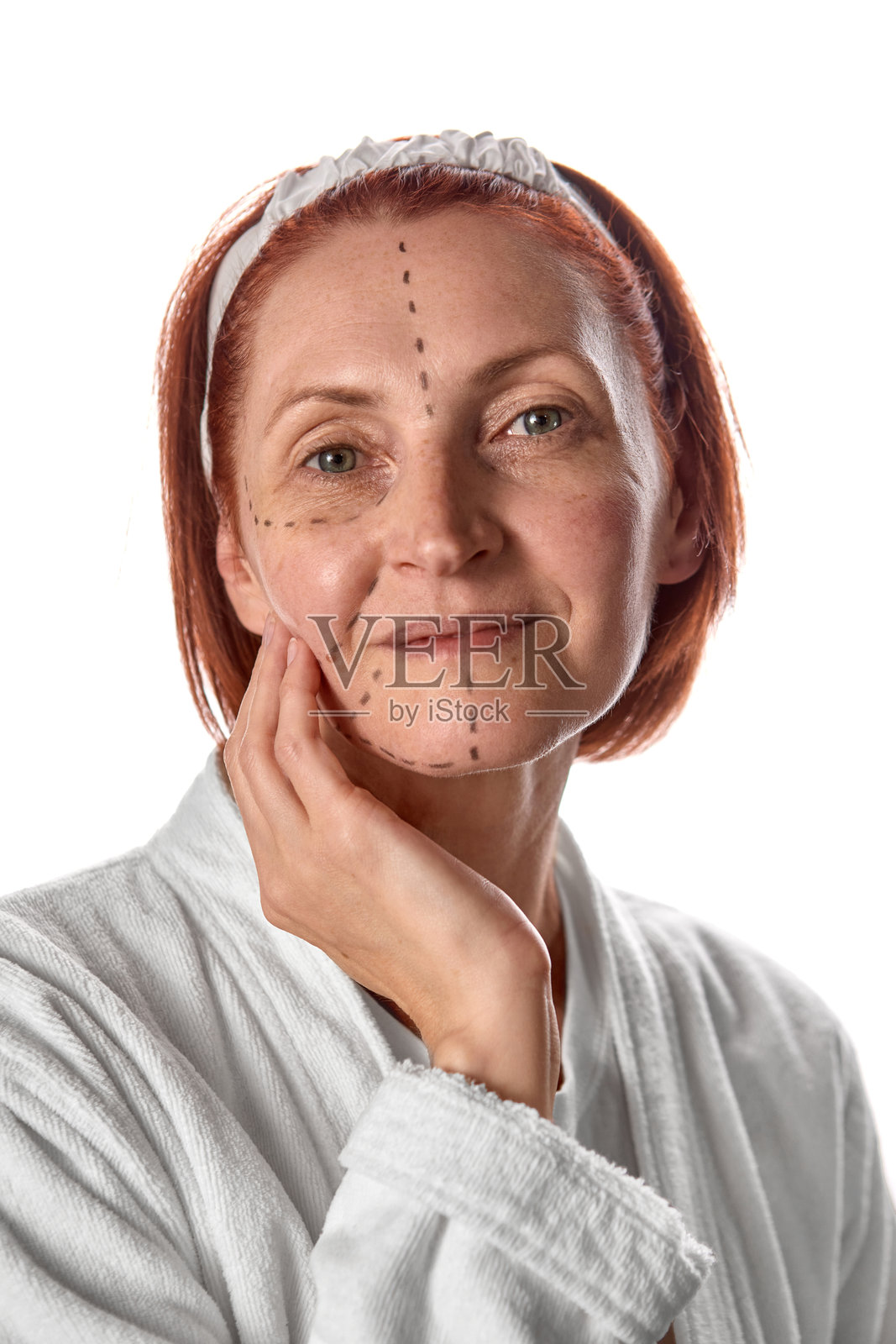 一位成熟的女性，脸上标记着用于美容手术的线条，正带着温和自然的自信平静地微笑。照片摄影图片