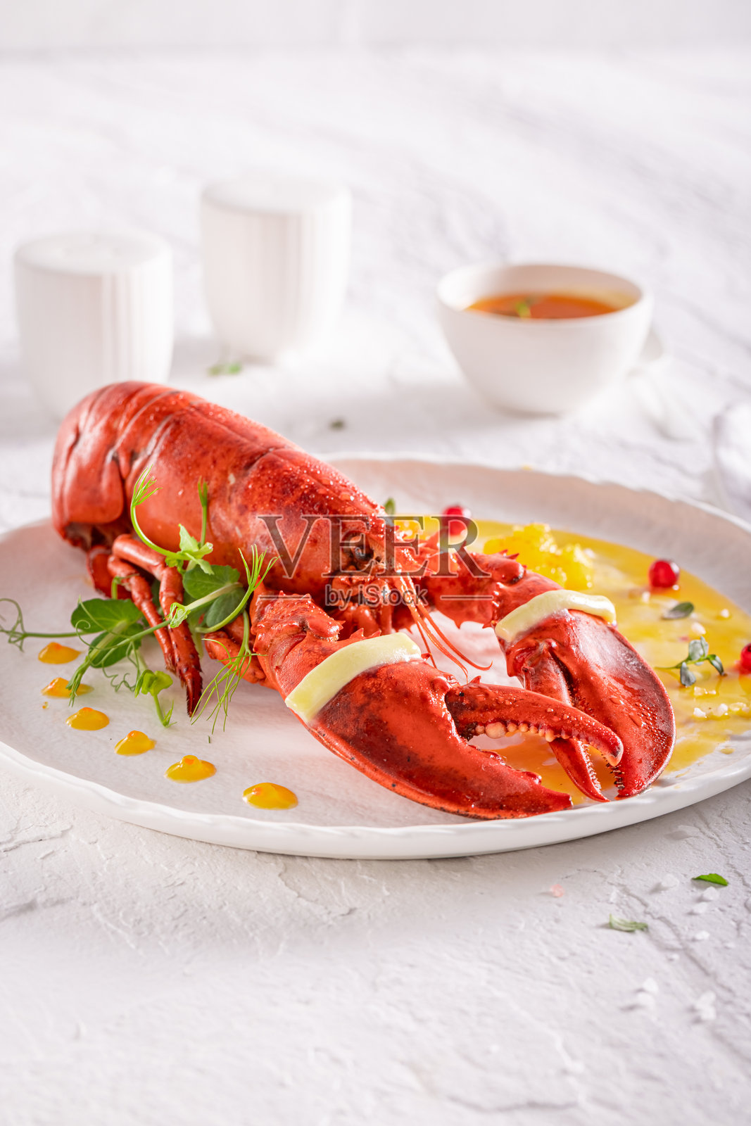 专业烹饪艺术在盘子里的水煮龙虾。照片摄影图片