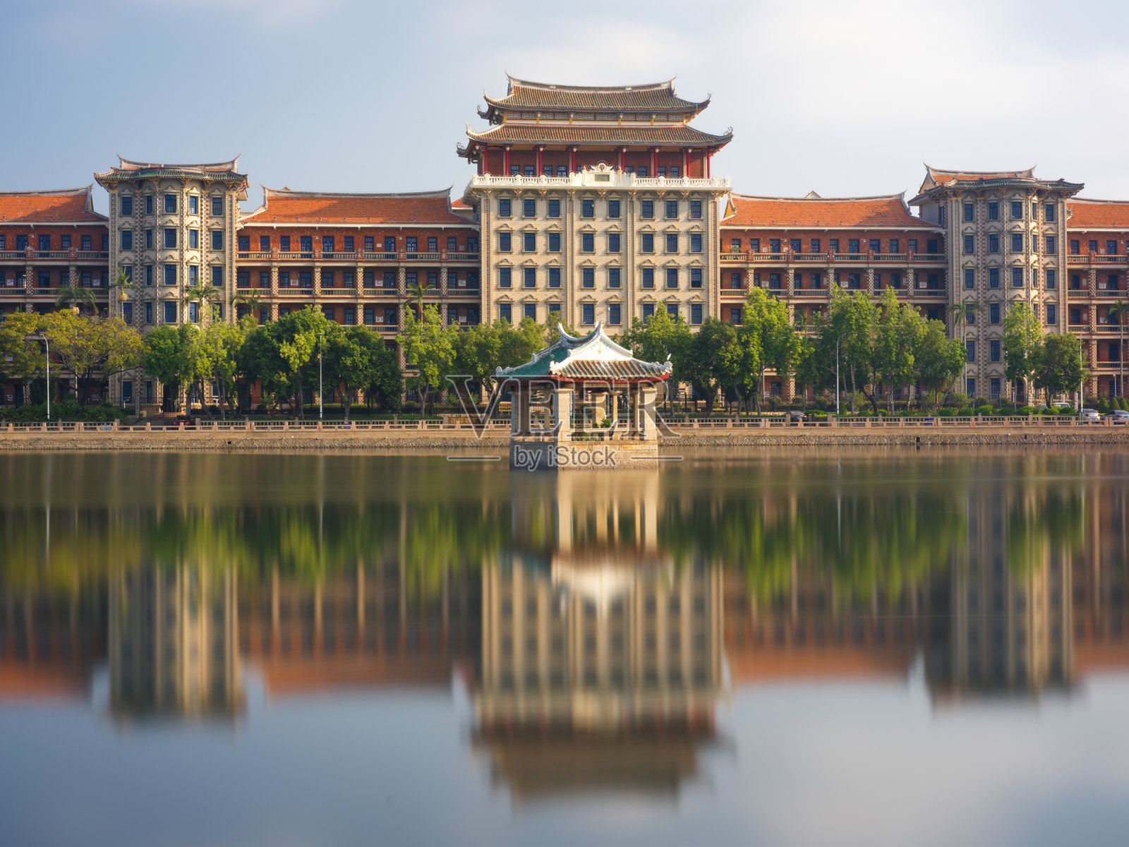 福建师范大学旗山校区芙蓉湖的建筑倒影，背景为中国传统亭子和对称建筑照片摄影图片