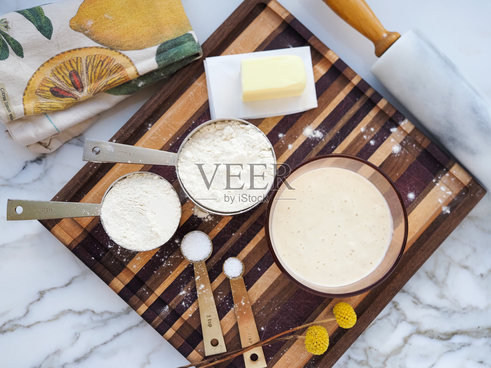 制作酸面包所需的配料照片摄影图片