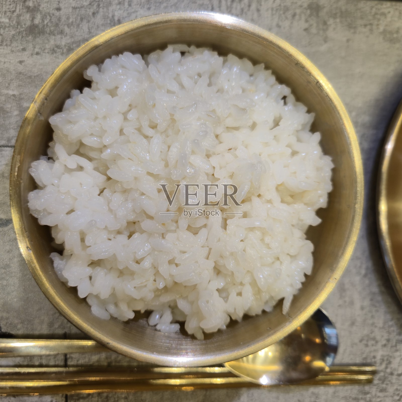 传统韩式黄铜碗中盛着蒸白米饭照片摄影图片