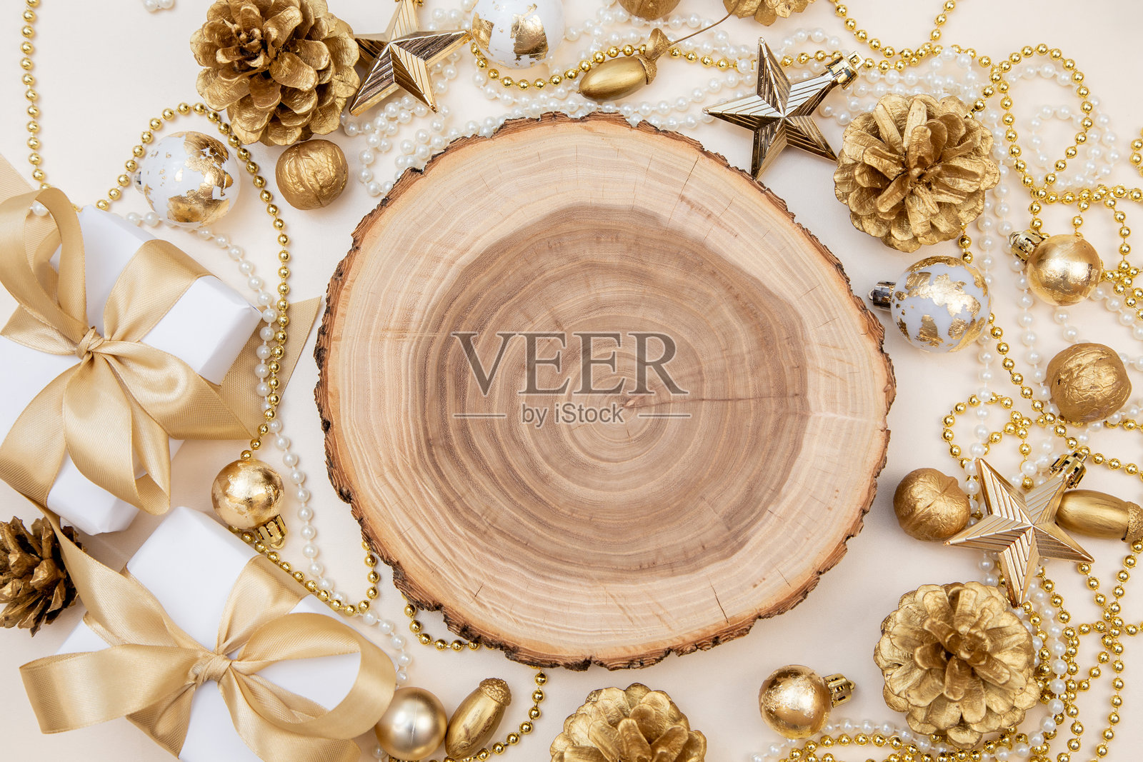 奢华的圣诞新年背景，配有礼物、金色丝带和装饰品。简约雅致的构图，留有空白空间。照片摄影图片