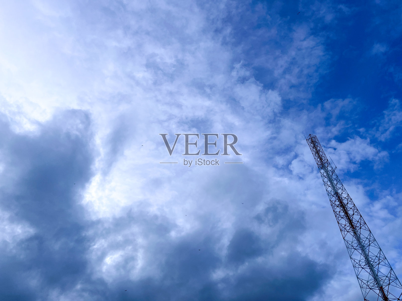 沟通塔与戏剧性的多云天空照片摄影图片