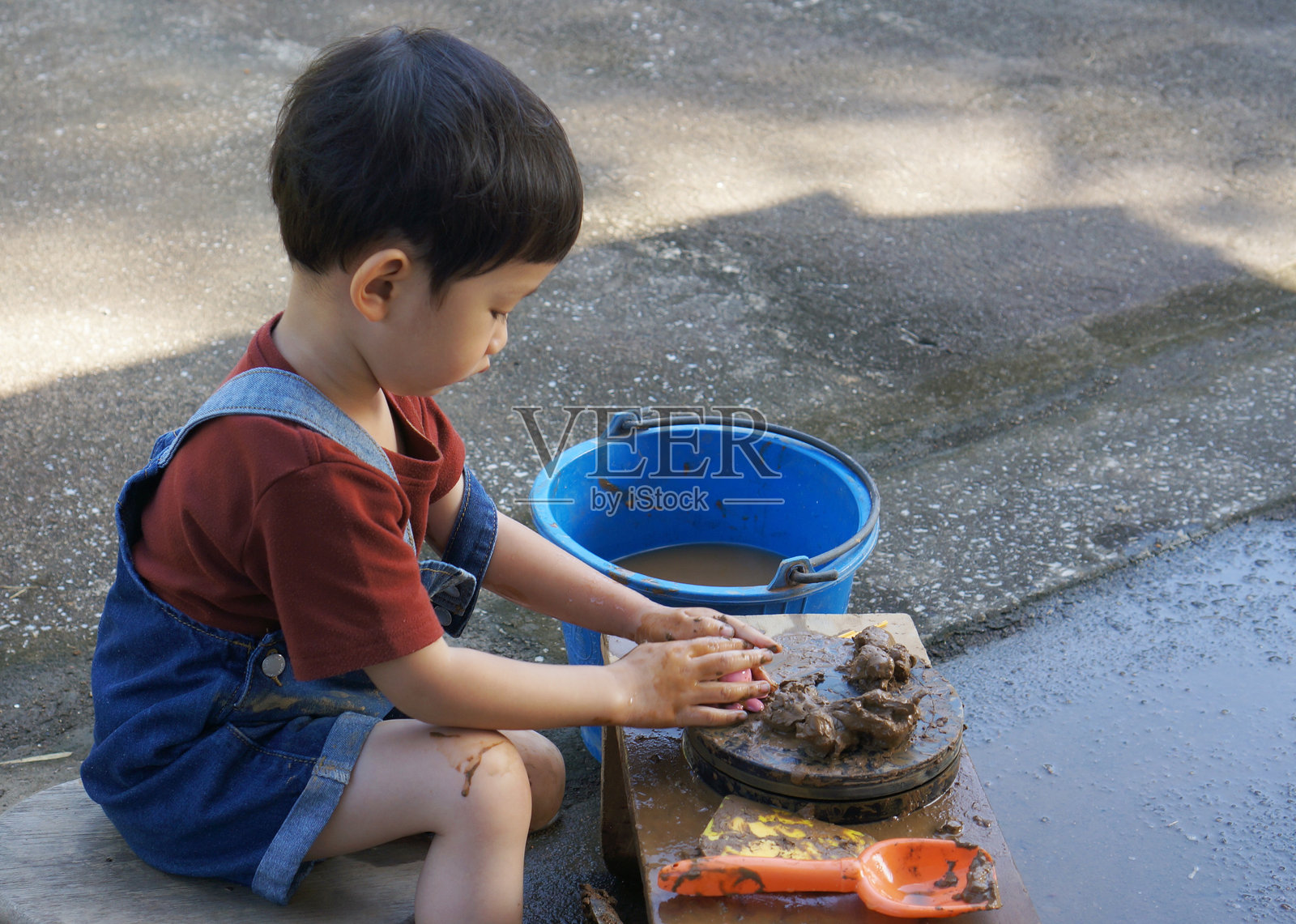 孩子专心致志地玩橡皮泥，进行探索照片摄影图片