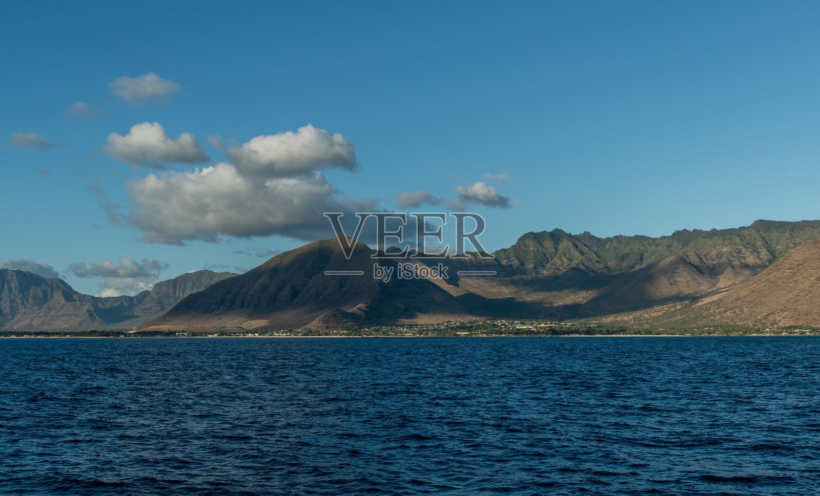从船上看到的瓦胡岛西部美丽海岸线，夏威夷照片摄影图片