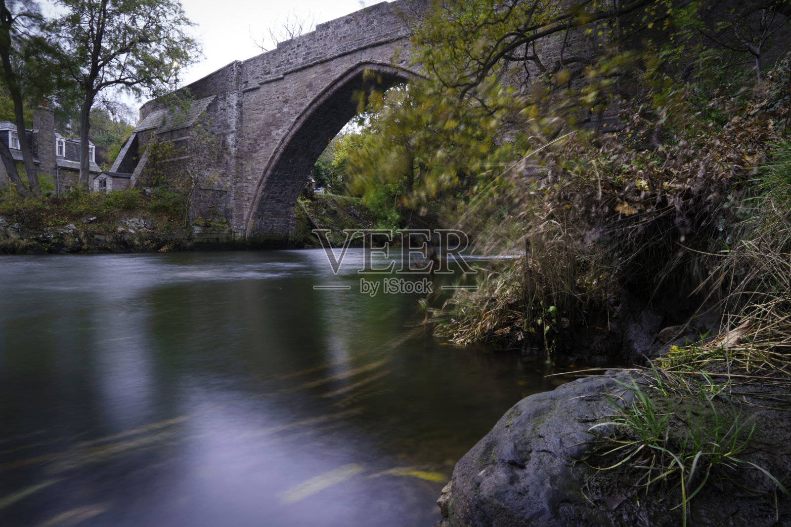 巴尔戈尼桥，一座标志性的花岗岩与砂岩桥梁照片摄影图片