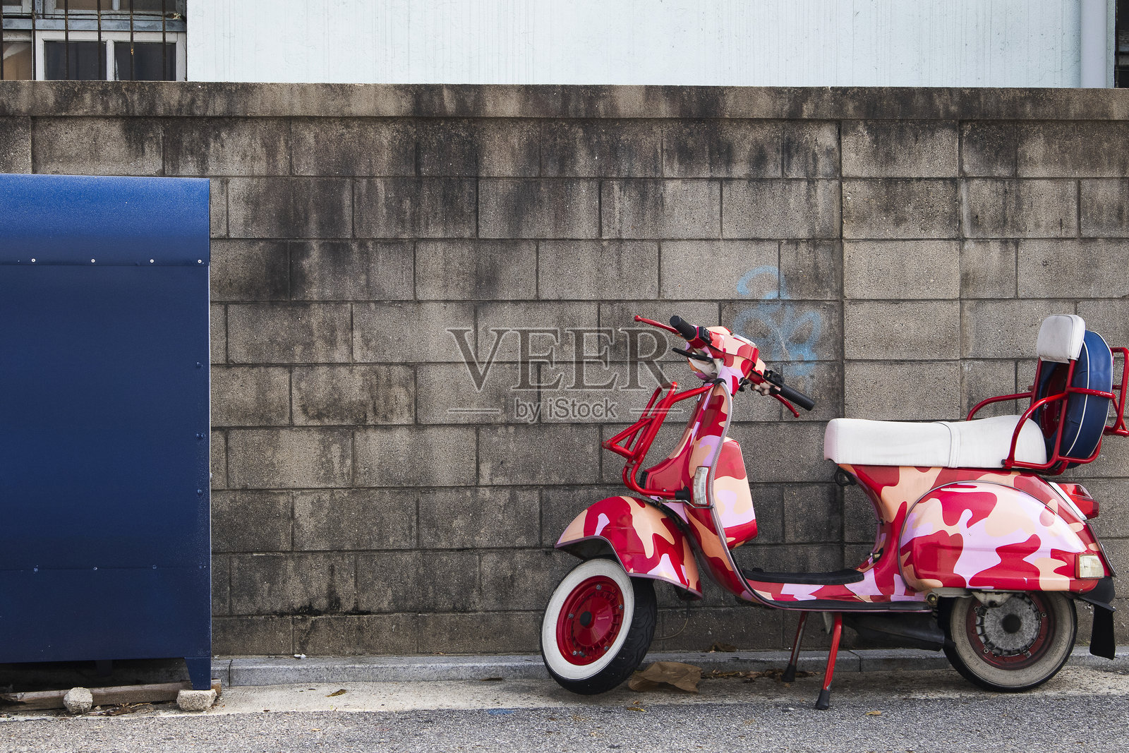 路边有一个邮箱和一辆踏板车。照片摄影图片