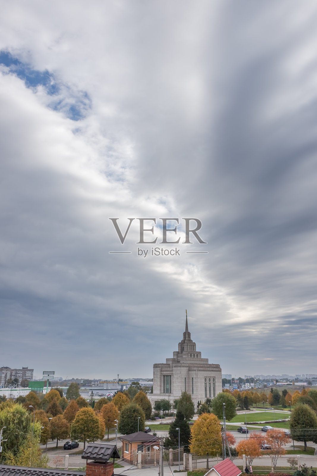 基辅一座美丽的摩门教教堂在美丽的天空下照片摄影图片