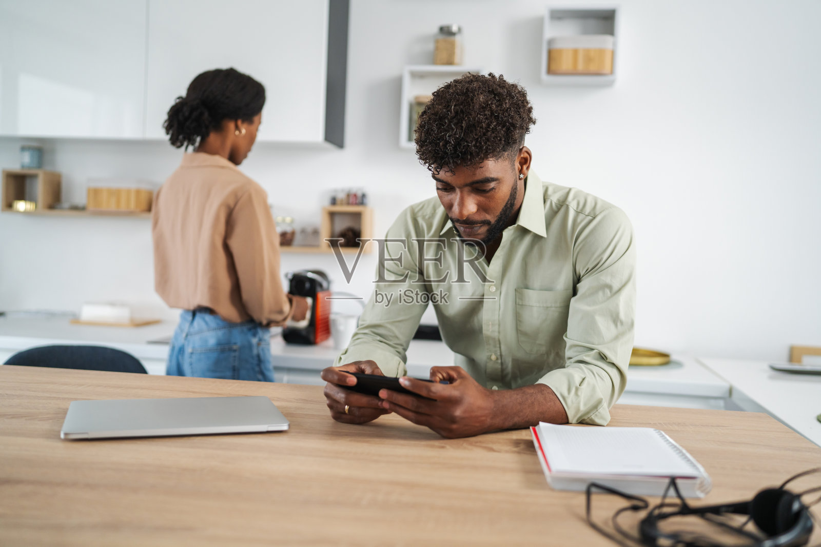 年轻男子在使用智能手机时忽视伴侣照片摄影图片