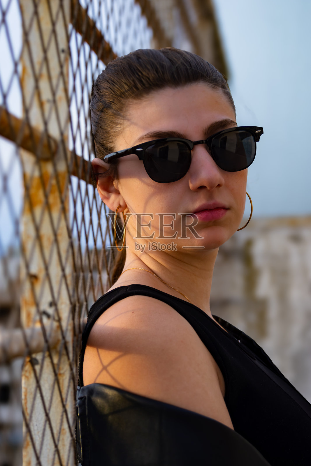 城市背景下，现代女性的肖像，背景建筑模糊处理。照片摄影图片