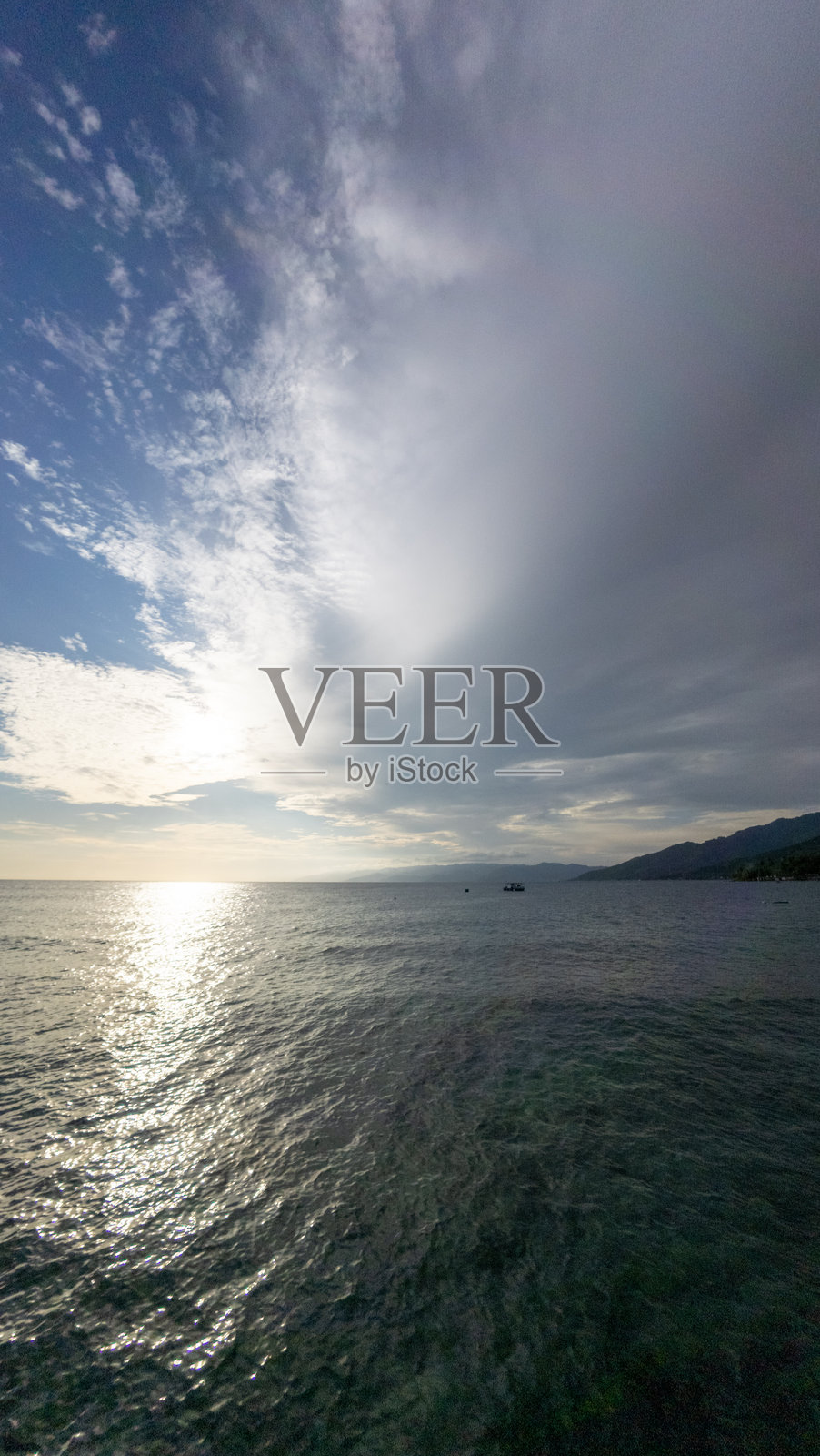 云彩与阳光下的海景风光照片摄影图片