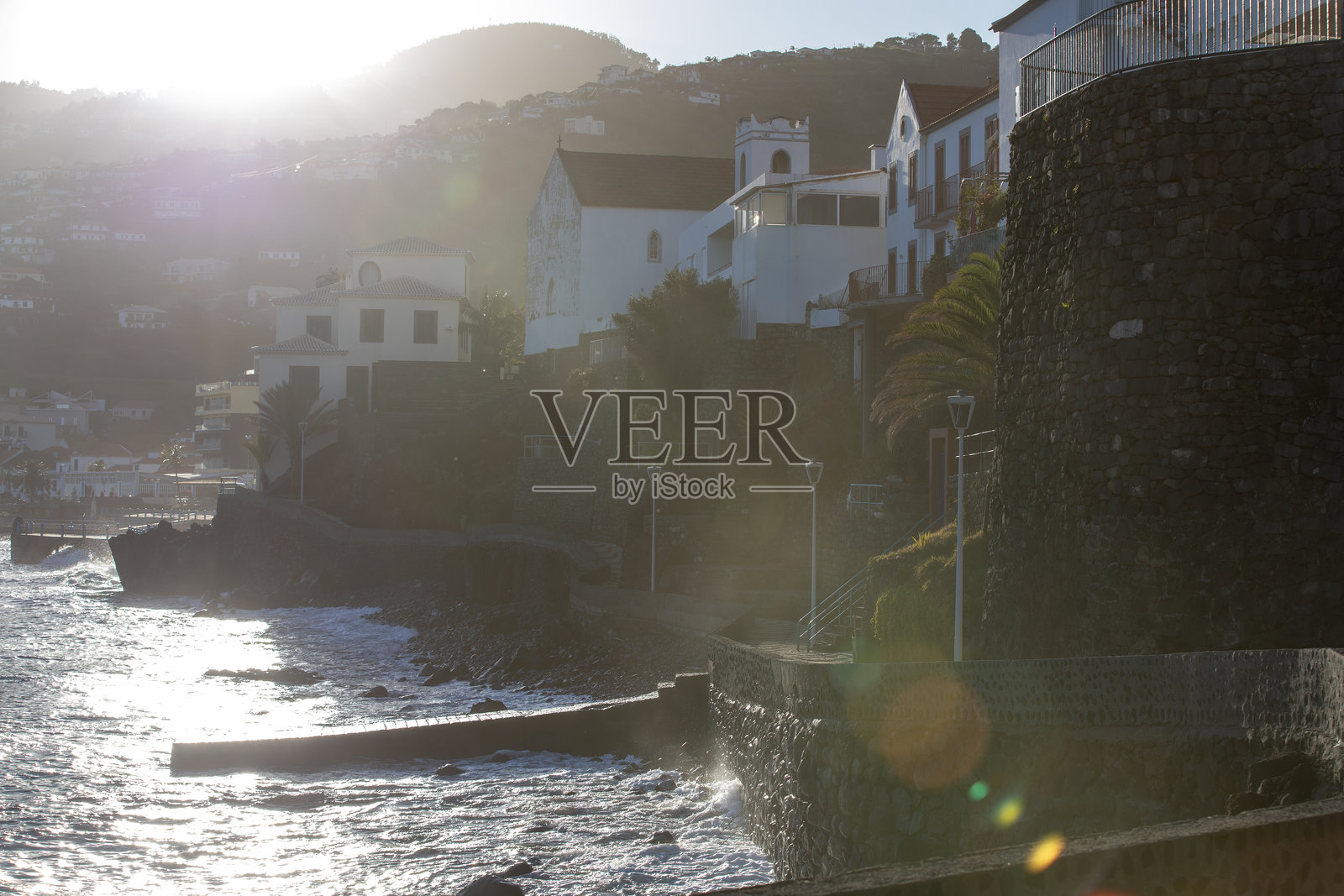 从葡萄牙马德拉港看到的马德拉城市景观。照片摄影图片