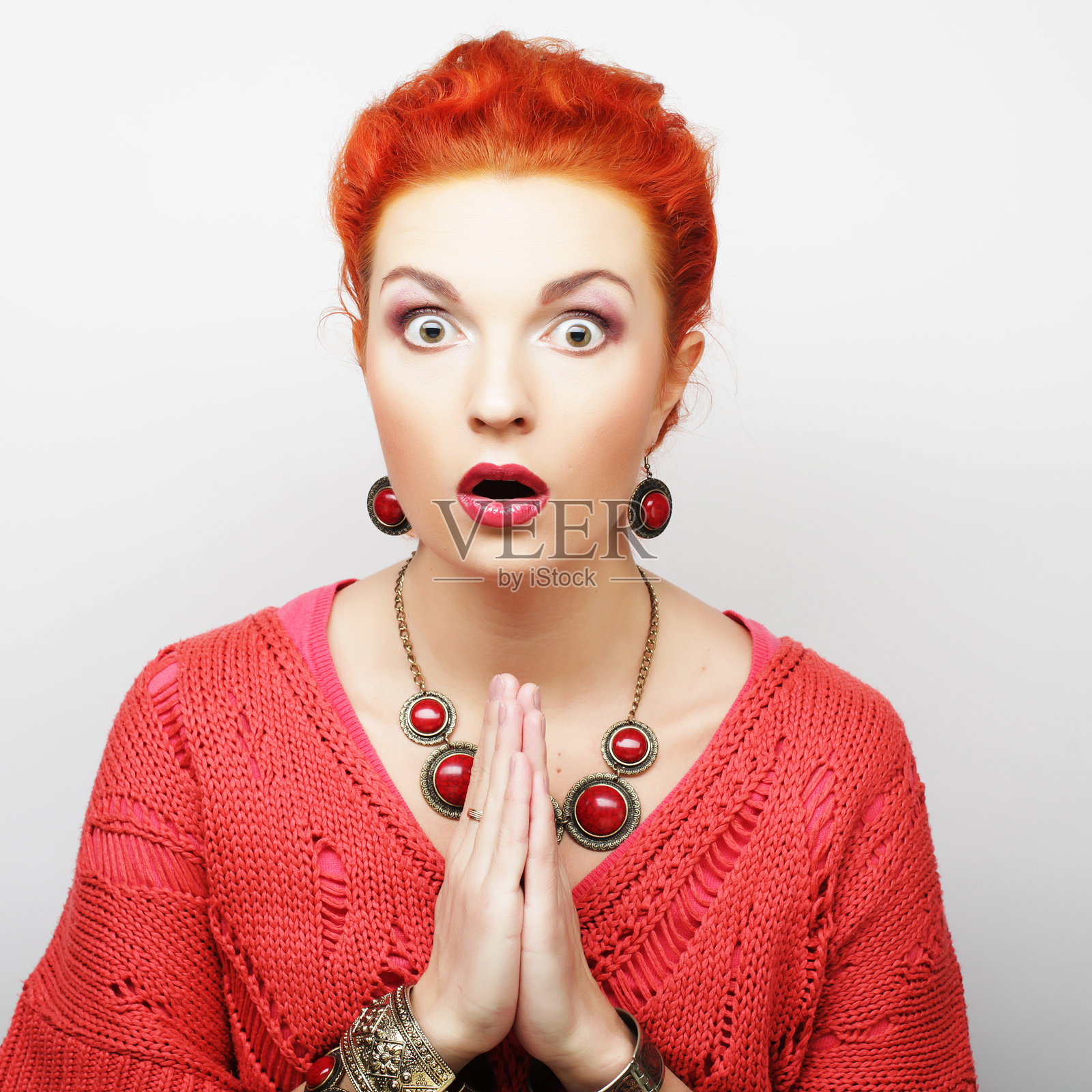 一位美丽的年轻女子，表情惊讶照片摄影图片