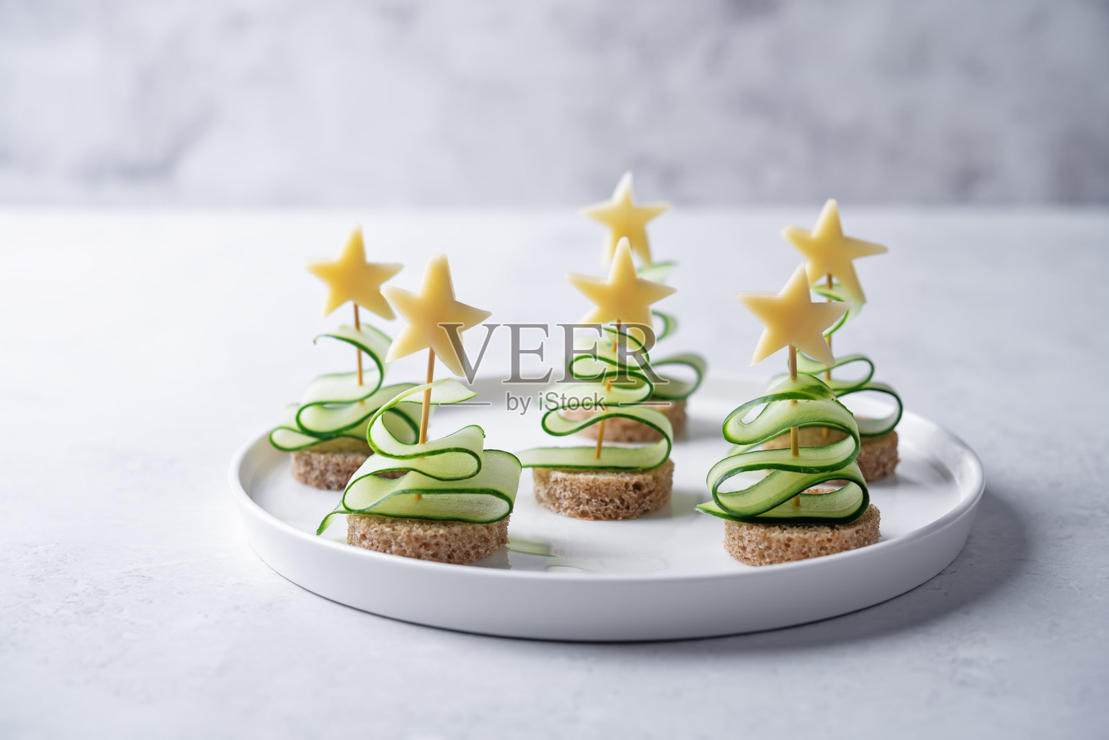 圣诞假日小食三明治，搭配新鲜黄瓜、面包和奶酪照片摄影图片