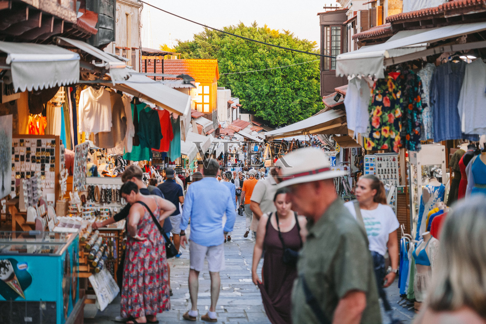 希腊罗德岛老城区繁忙的景象照片摄影图片