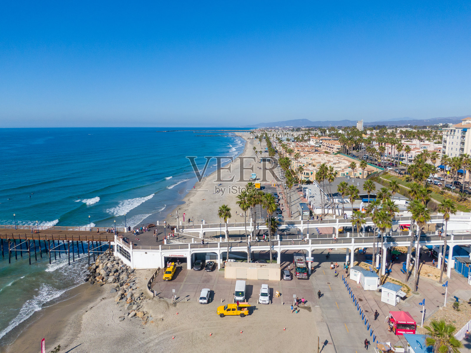 从空中俯瞰加利福尼亚州南部海滨城市海洋镇的市中心和海岸线照片摄影图片
