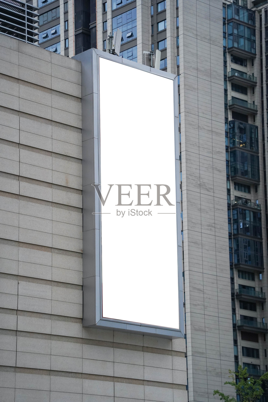 现代建筑外墙映衬下的空白白色广告牌模型，非常适合用于广告宣传照片摄影图片