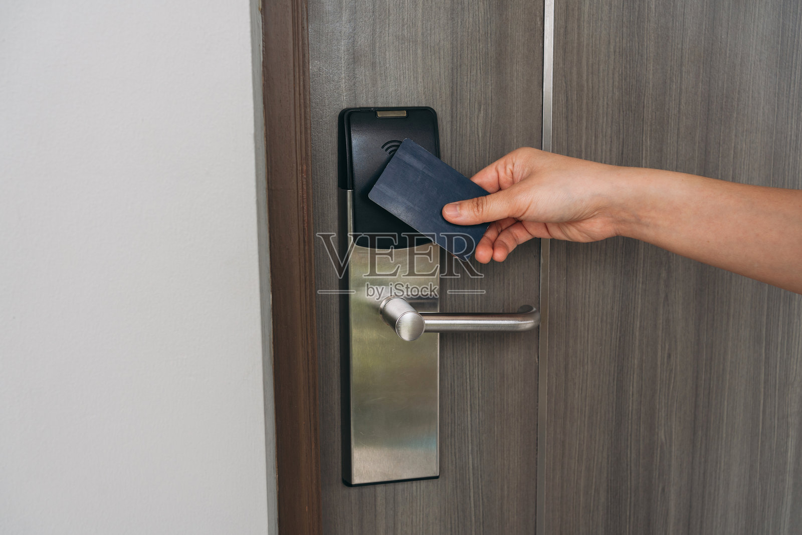 酒店电子房卡，用于开门。智能卡钥匙，用于锁门和开门。安防系统和保护概念。照片摄影图片