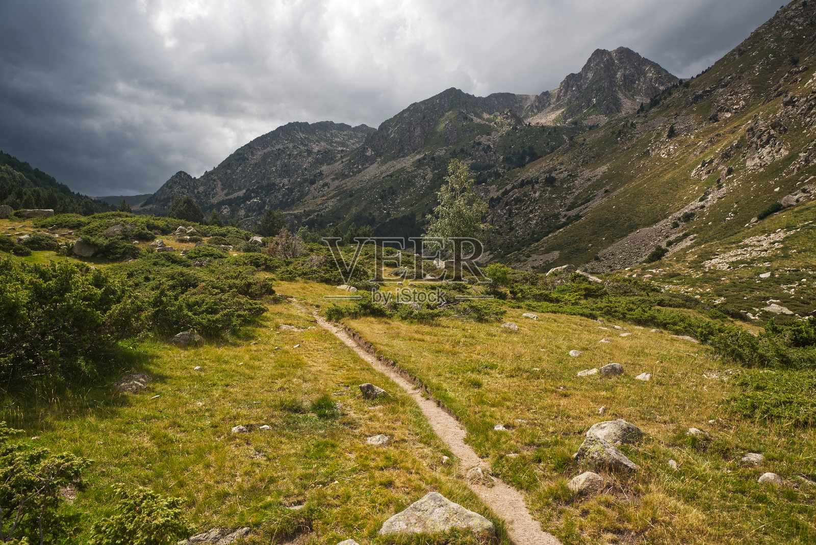 法国比利牛斯山脉的坎普塞多斯山谷，峰峦叠嶂，毗邻安道尔和西班牙边境照片摄影图片