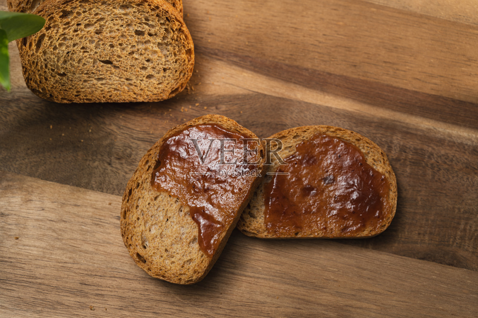 木板上的果酱吐司。果酱吐司早餐。照片摄影图片