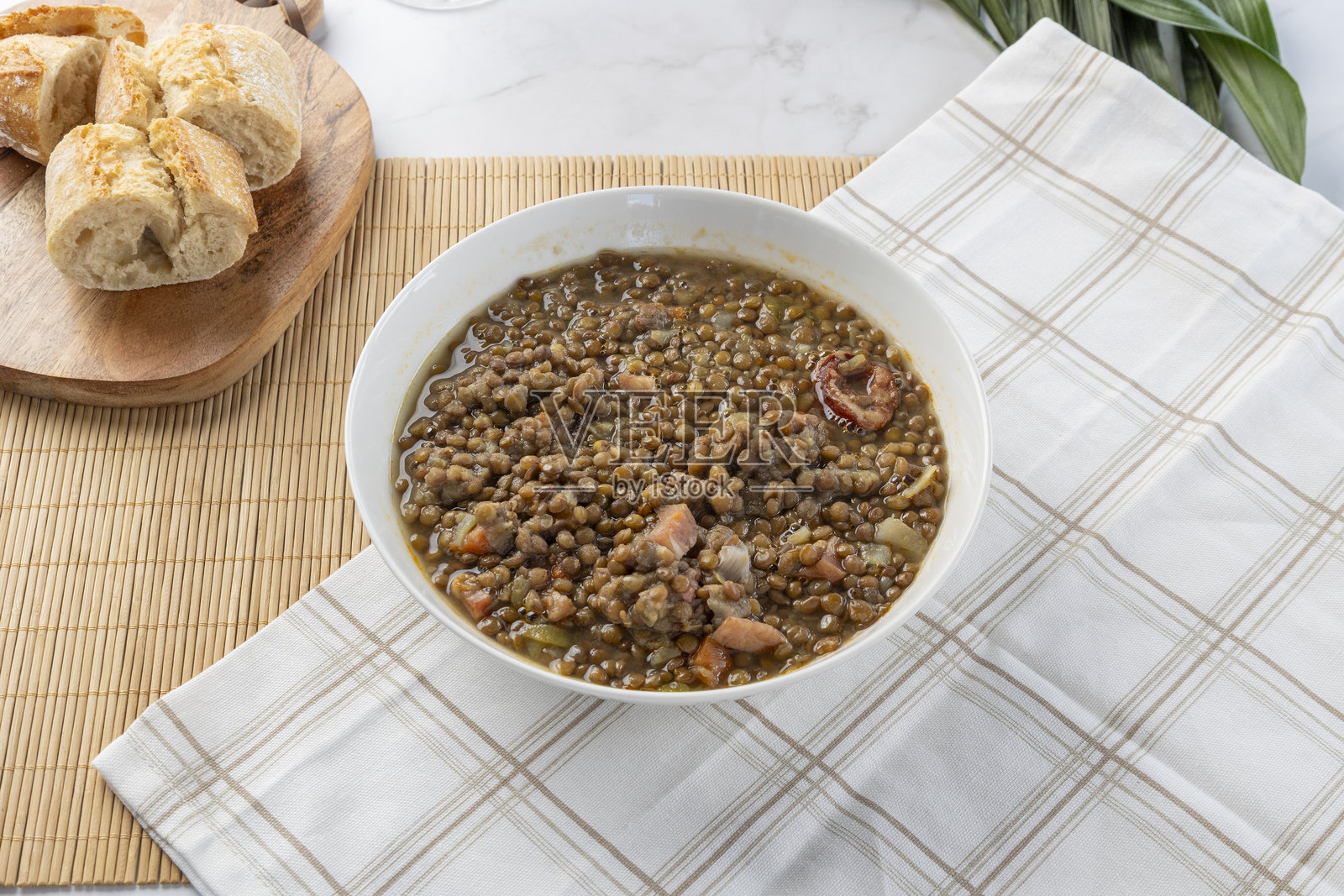 丰盛的扁豆炖肉配西班牙香肠和新鲜面包照片摄影图片