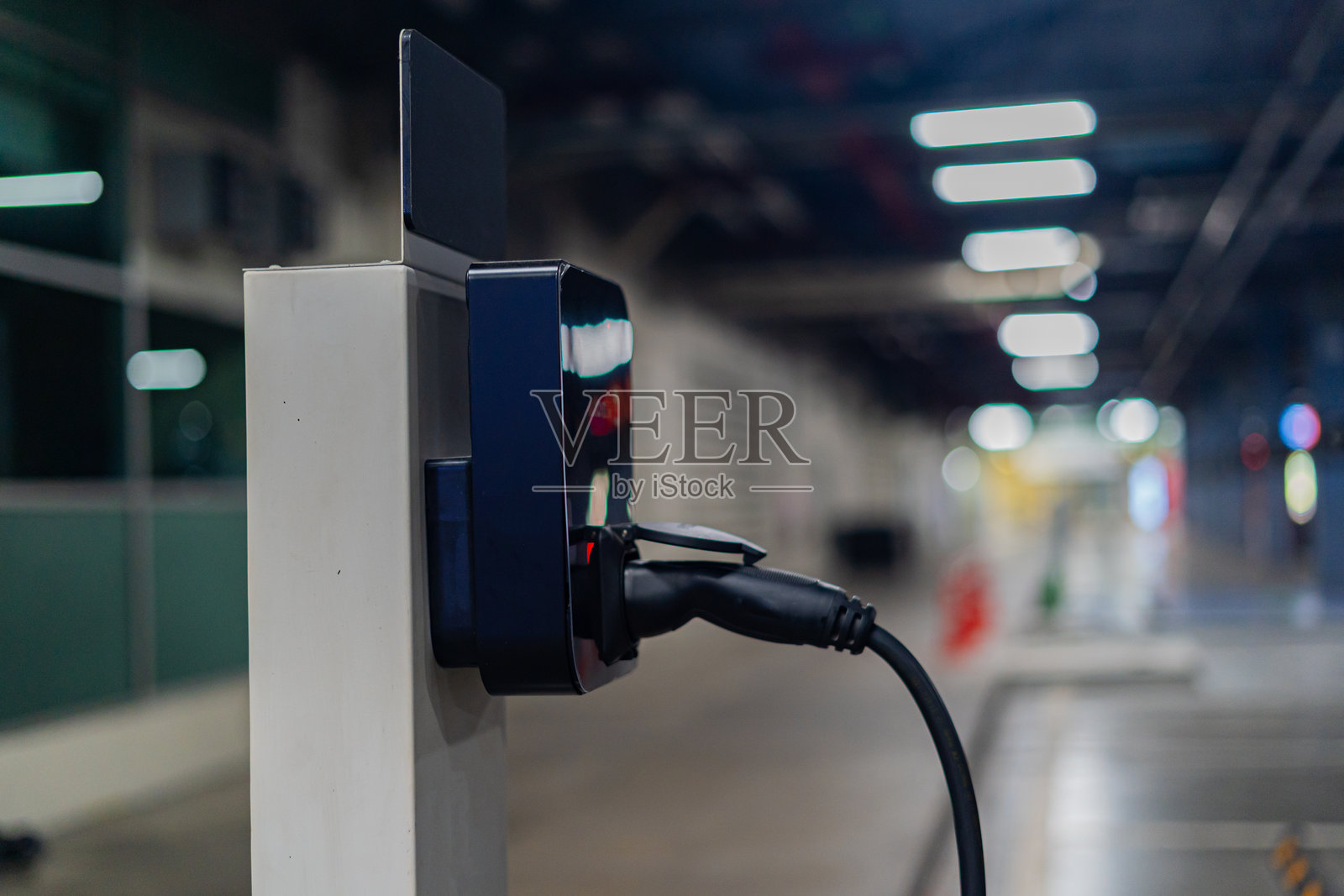 电动汽车充电站的电动汽车充电插头照片摄影图片