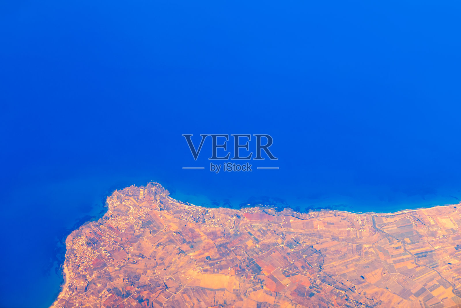 从上方俯瞰希腊科斯岛的海岸线照片摄影图片