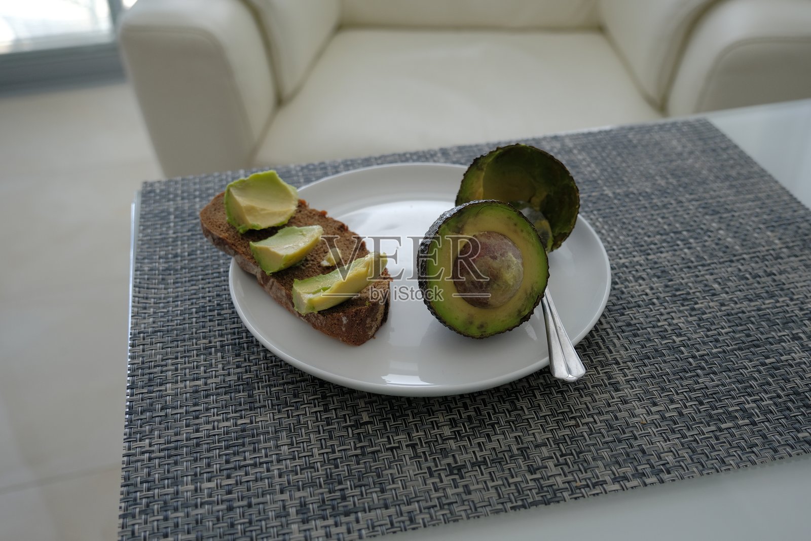 牛油果三明治。用熟牛油果酱涂抹在全麦面包上制成的牛油果三明治照片摄影图片