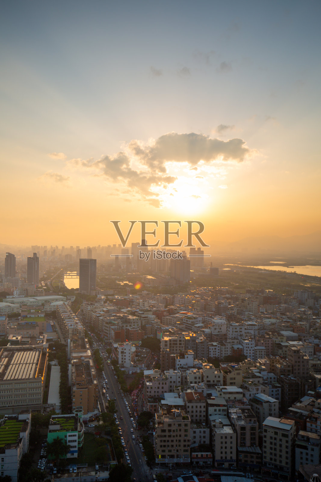 日落时分的城市全景，金色天空映衬着都市风光照片摄影图片