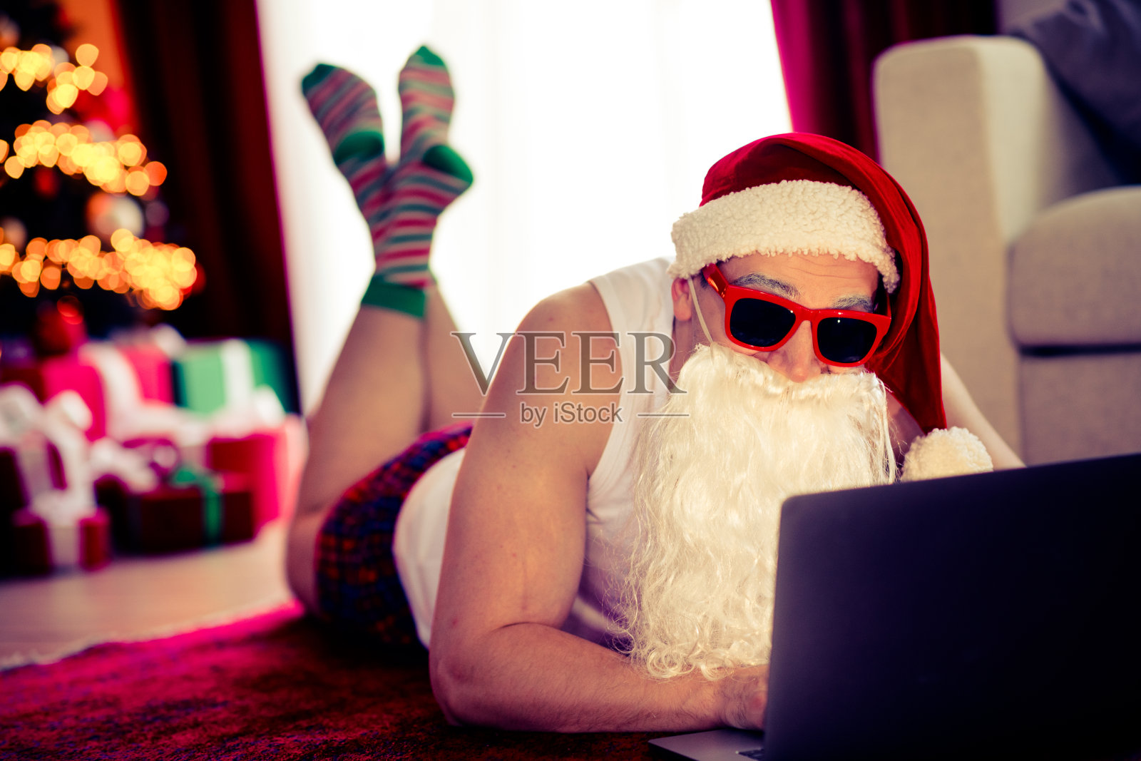 充满节日气氛的圣诞主题趣味图片，融入现代元素与时尚装饰照片摄影图片