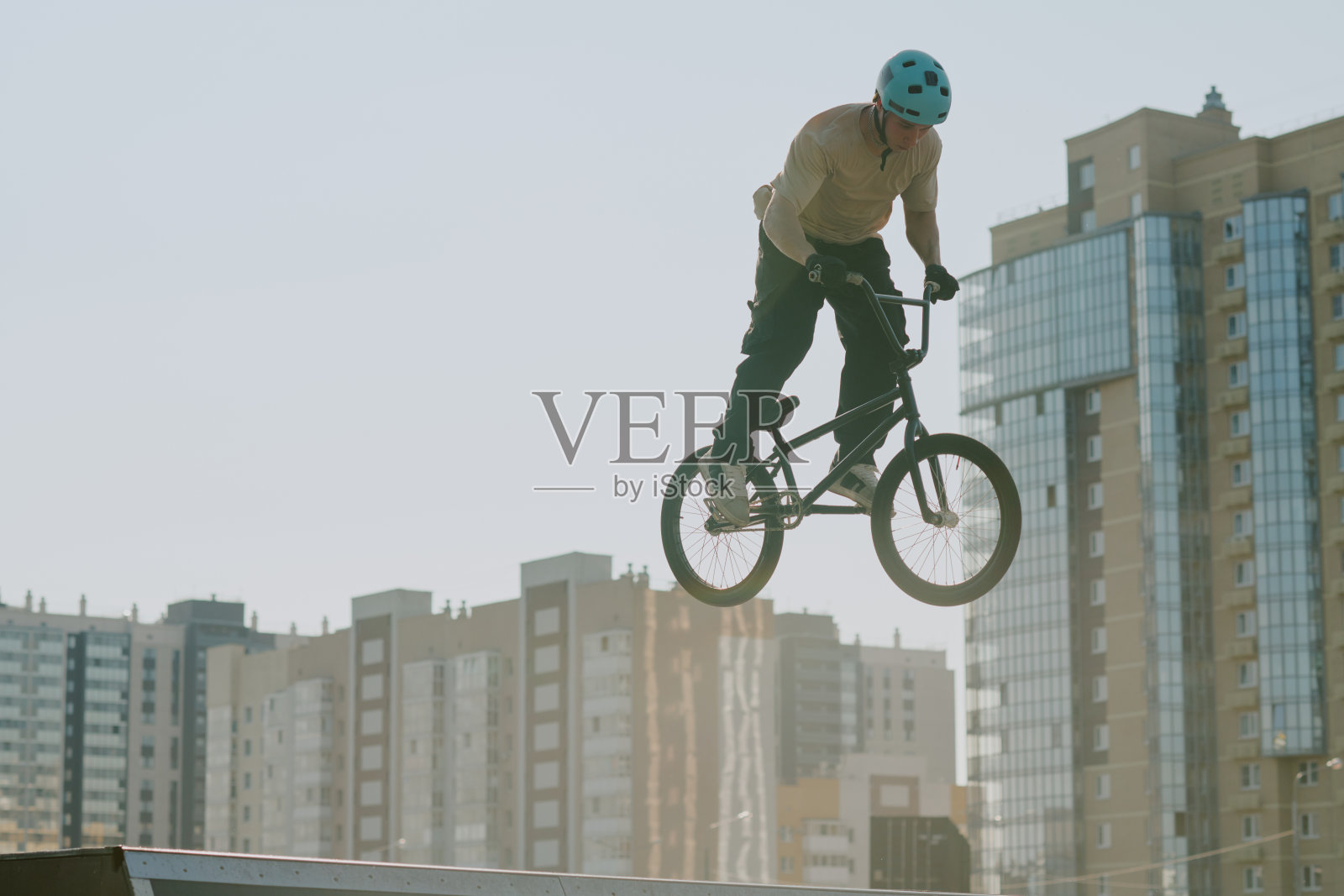 青少年在城市坡道上表演BMX特技跳跃照片摄影图片