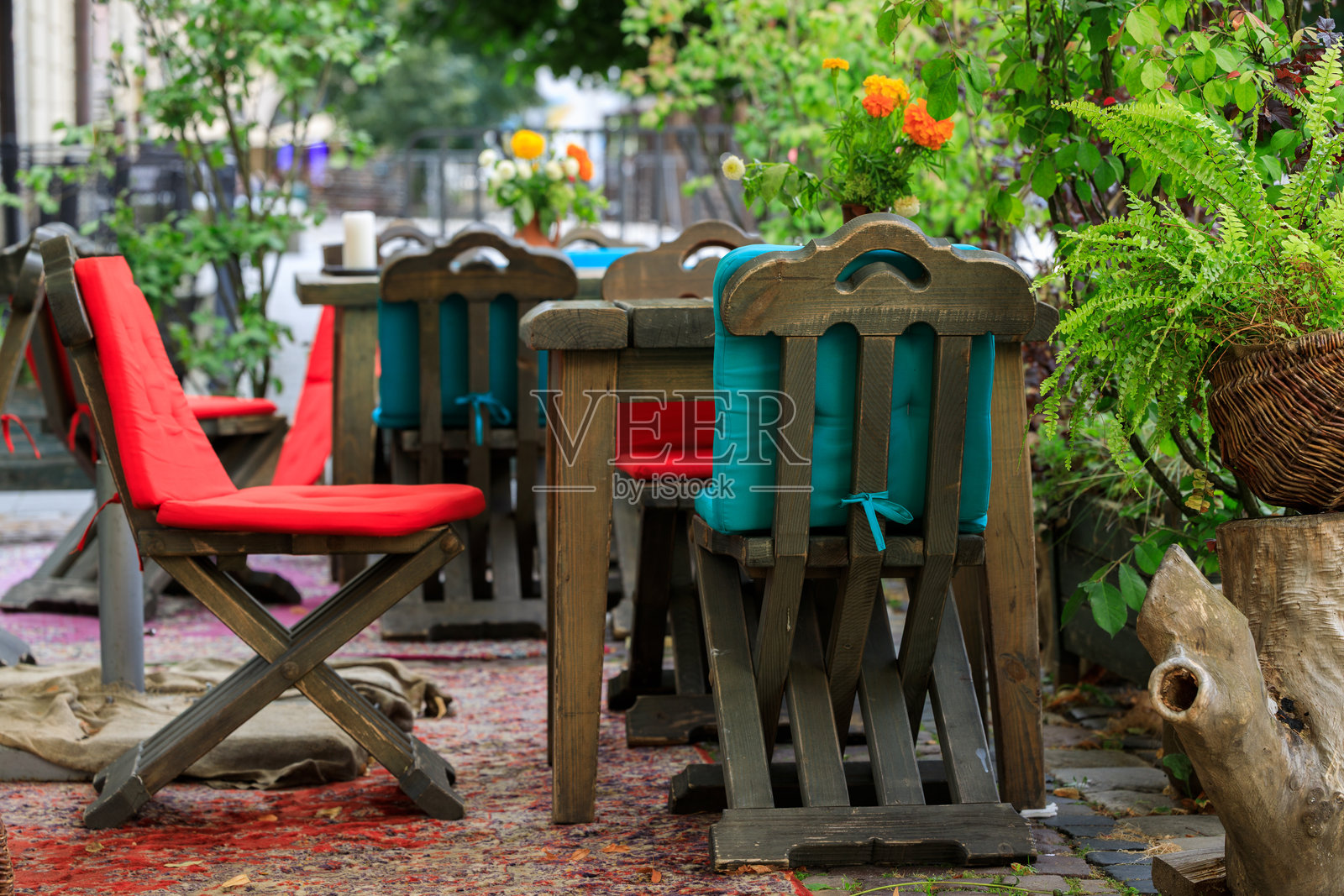 餐厅露台家具，木质桌椅，花园空间，装饰植物，春日户外环境照片摄影图片