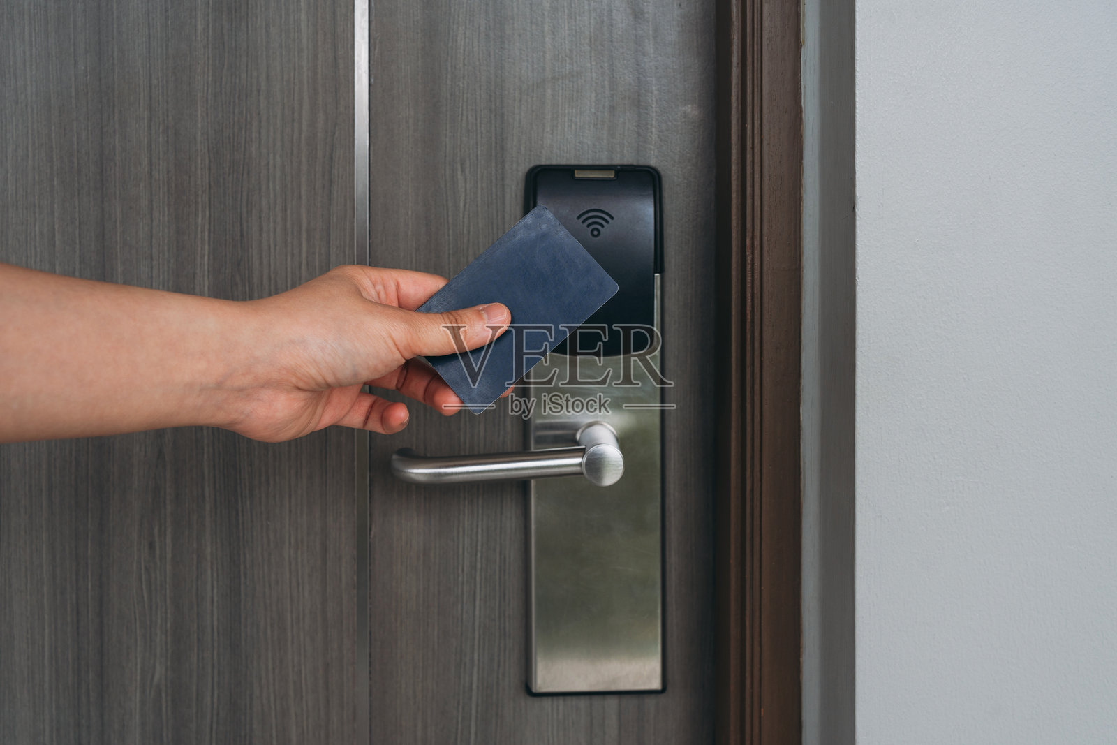 酒店电子房卡，用于开门。智能卡钥匙，用于锁门和开门。安全系统和保护概念。照片摄影图片