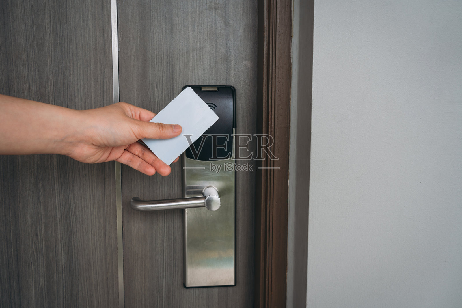 酒店电子房卡，用于开门。智能卡钥匙，用于锁门和开门。安全系统和保护理念。照片摄影图片