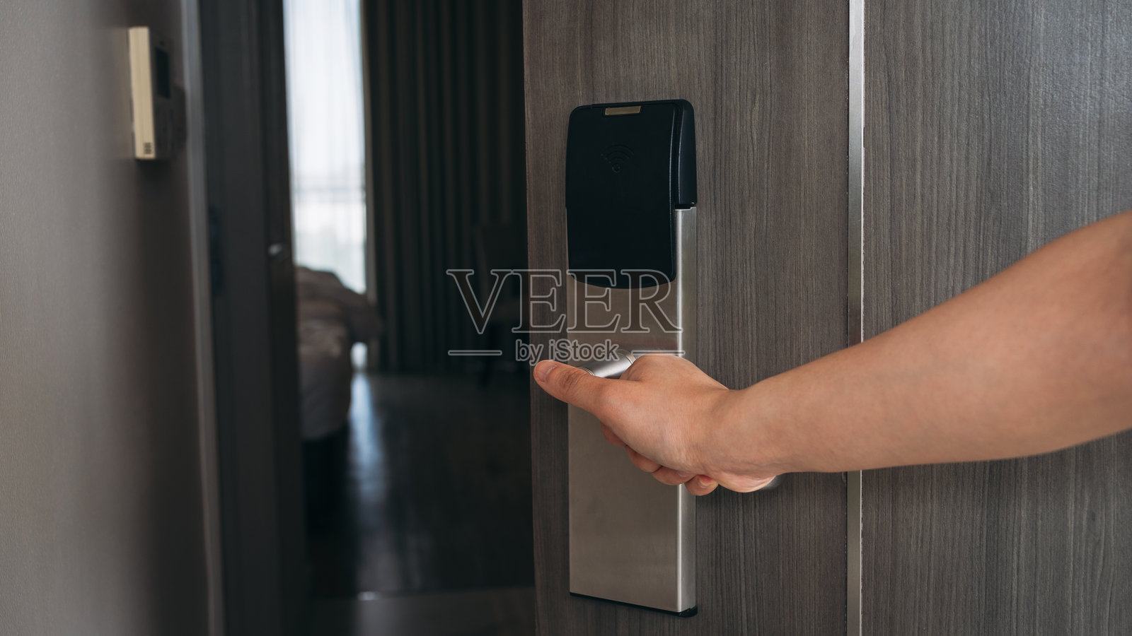 酒店电子房卡，用于开门。智能卡钥匙，用于锁门和开门。安全系统和防护概念。照片摄影图片