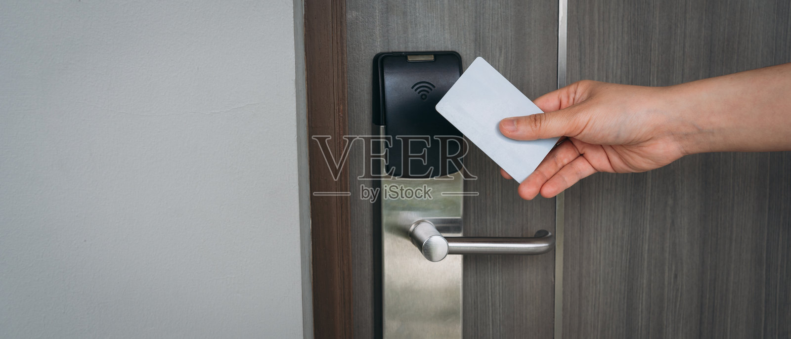 酒店电子房卡，用于开门。智能卡钥匙，用于锁门和开锁。安防系统与保护概念。照片摄影图片