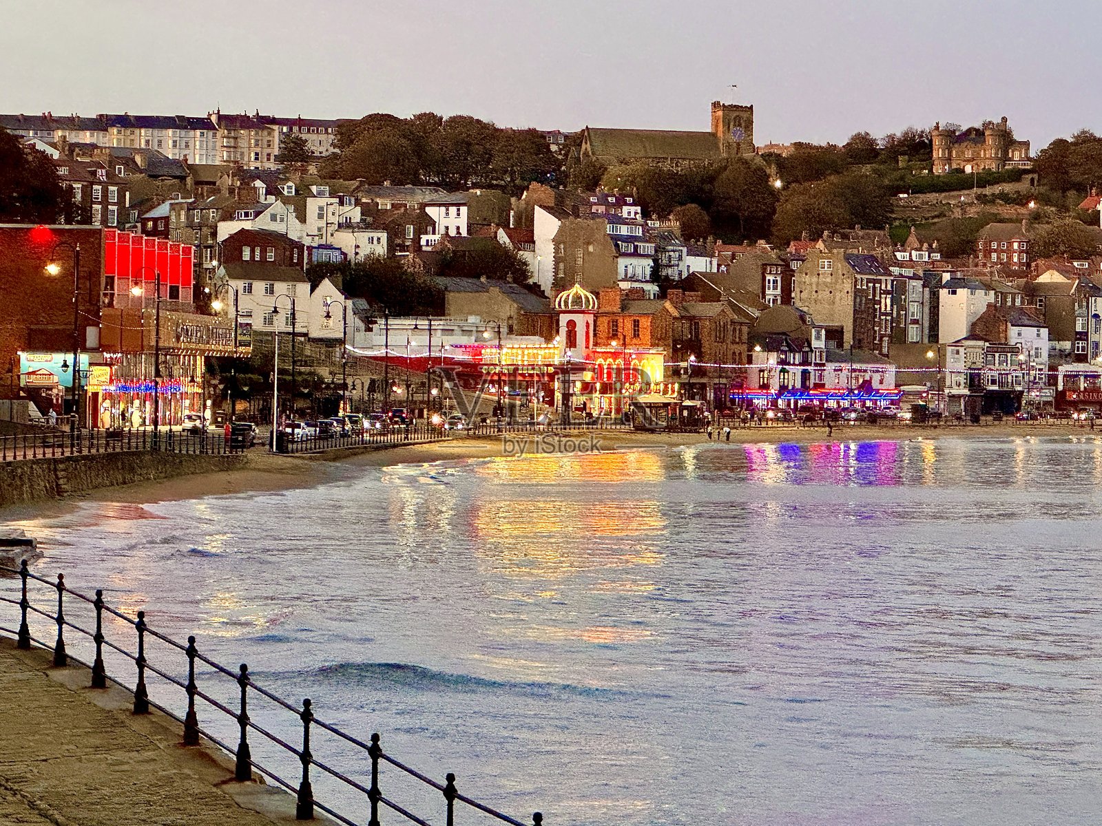 日落时分，斯卡伯勒的海滨照片摄影图片