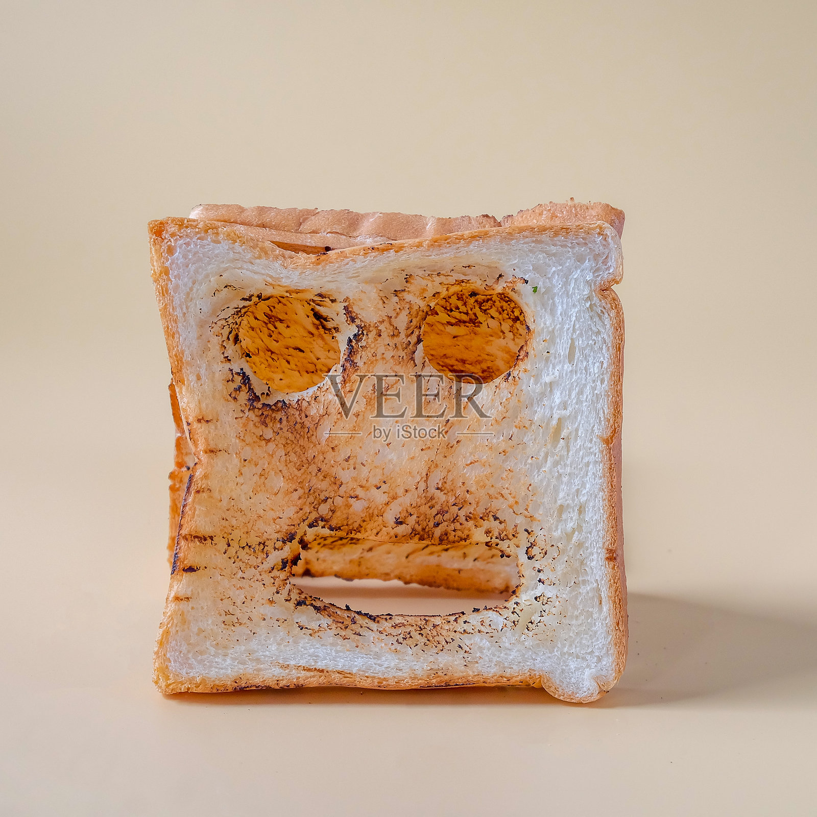 彩色背景上新鲜烤好的面包片。照片摄影图片