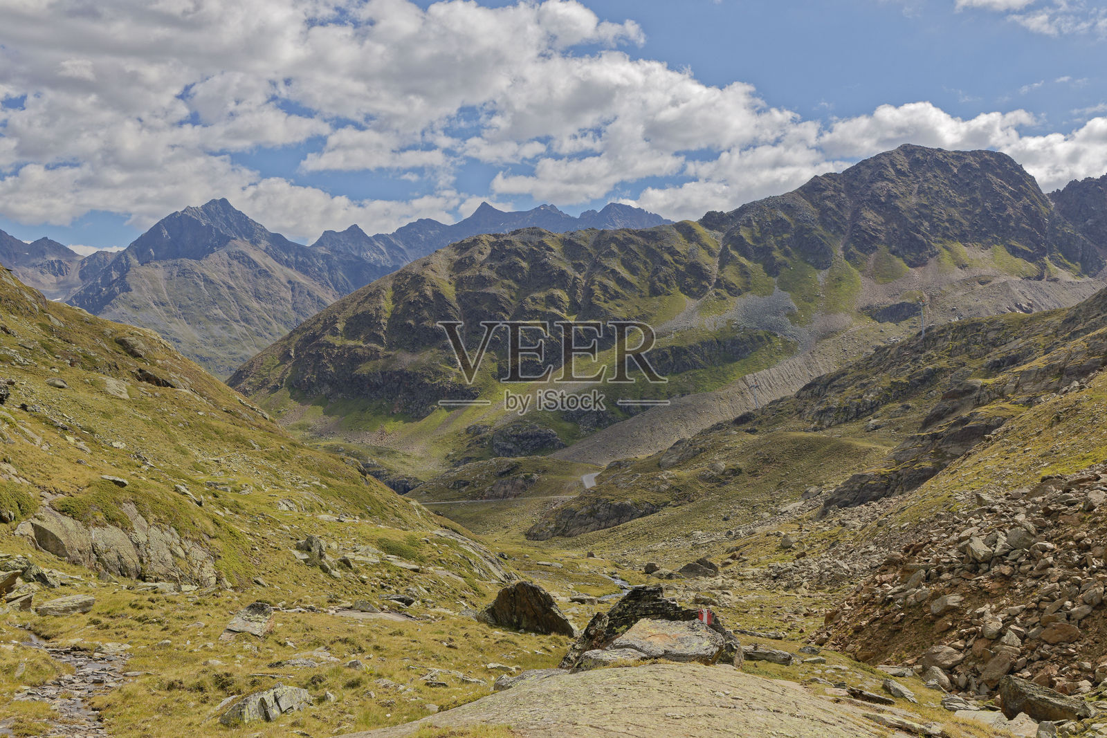 高山山谷中植被稀疏的荒野景观照片摄影图片