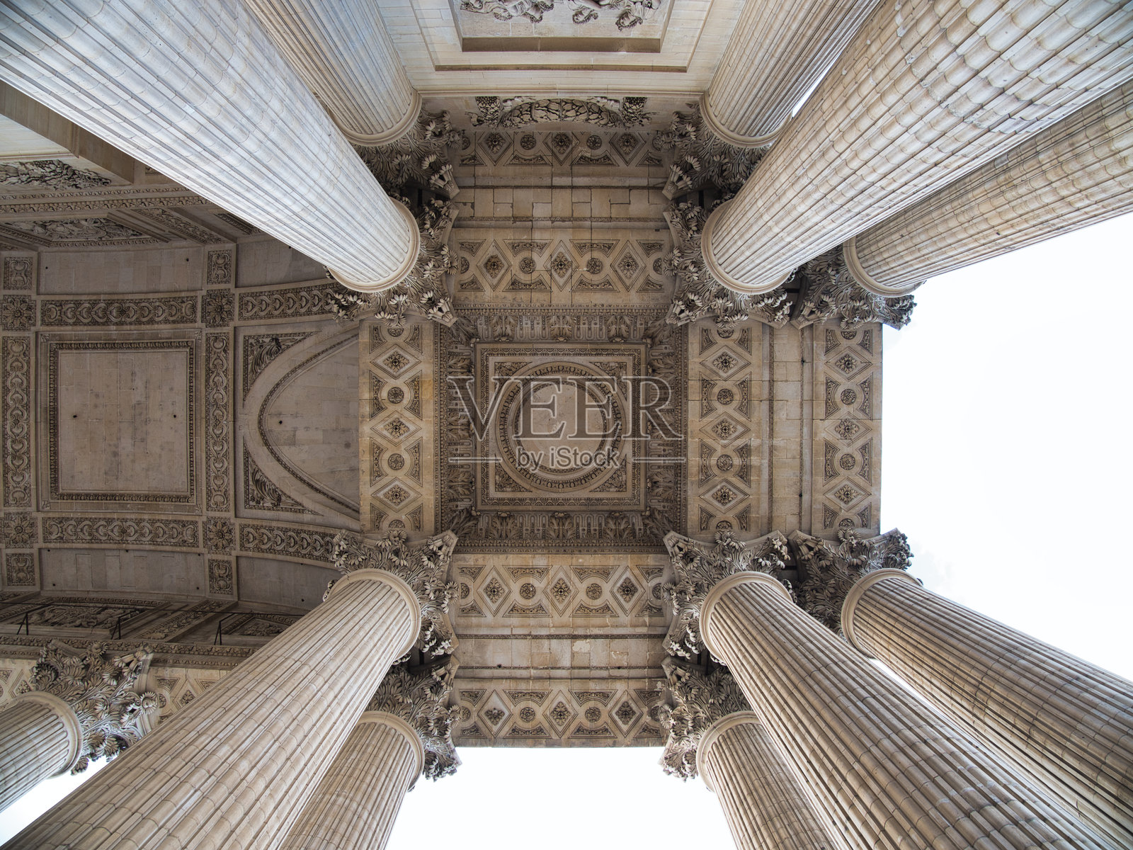 万神庙门廊天花板和山形墙雕塑 - 极低角度的视角，展示了万神庙门廊精雕细琢的藻井天花板以及下方的饰带和山形墙雕塑群。照片摄影图片