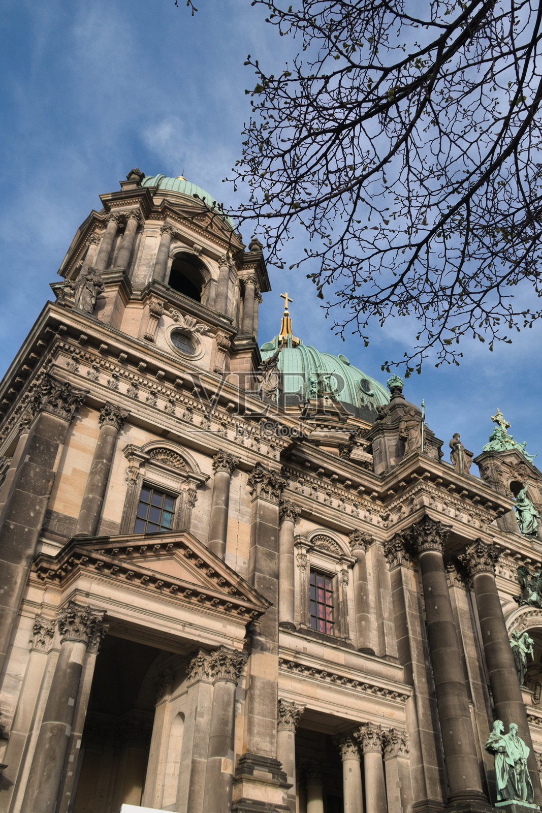 柏林大教堂穹顶和塔楼低角度仰拍——宏伟的柏林大教堂（Berliner Dom）的壮观低角度景观，在蓝天下展示其宏伟的巴洛克复兴式穹顶和石砌外观。照片摄影图片