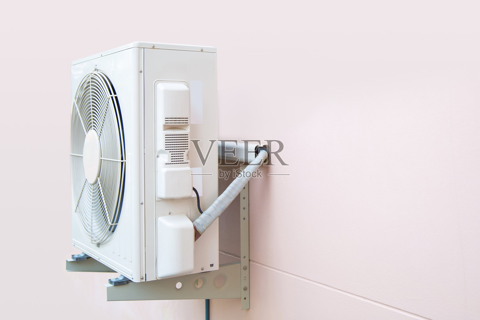 空气压缩机，近景三联分体式室外家用空调机组安装在建筑物外墙。概念为制冷或制热、炎热和空调系统维护。照片摄影图片